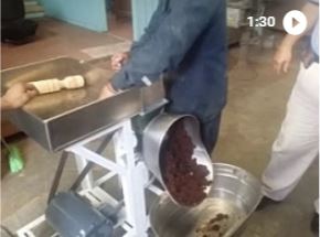 Muele Cacao en Polvo o pasta de Chocolate. 