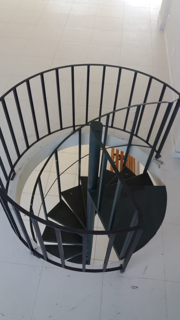 Escada (acesso ao mezanino)