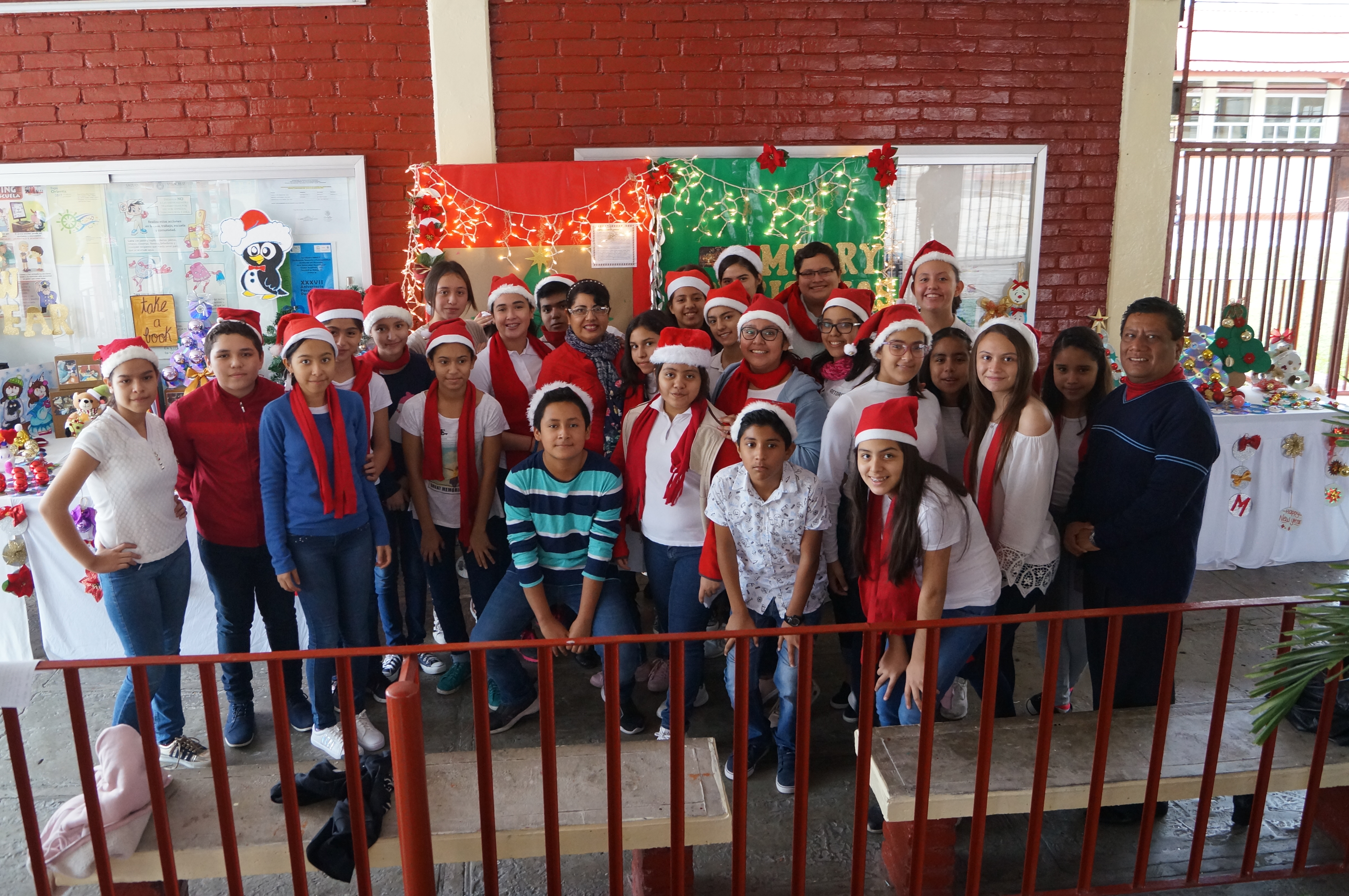 GRUPO DE ALUMNOS Y MAESTROS CON SU EXPOSICIÓN NAVIDEÑA 