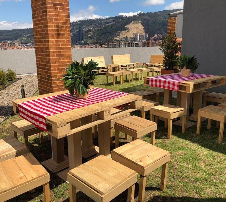 Picnic Alta + 8 Bancas + 1 Camino de Mesa
1m x 1.17cm c/u
Alquiler
$ 90.000