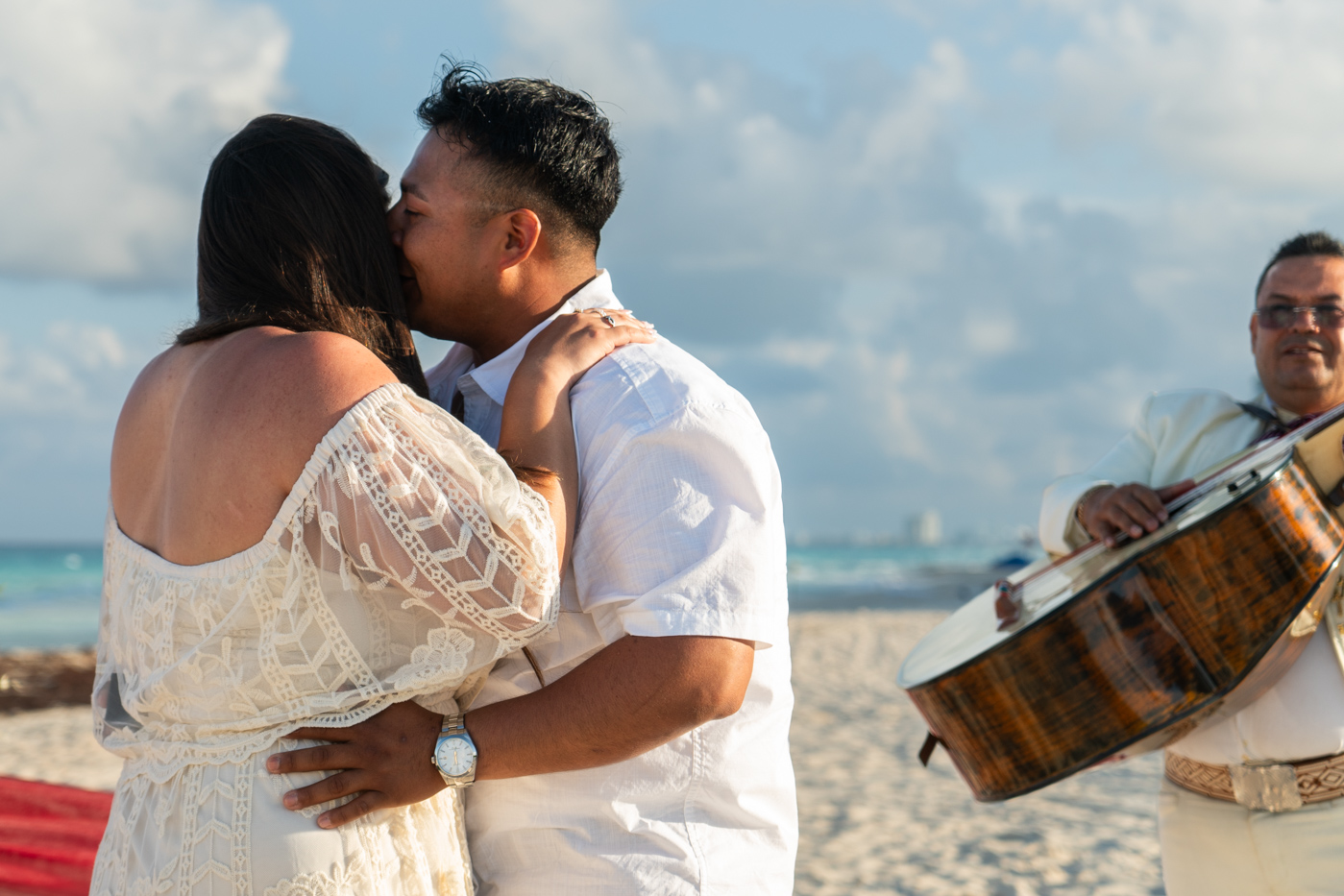 https://0201.nccdn.net/1_2/000/000/169/069/romantic-mariachi-proposal-in-cancu%CC%81n070.jpg