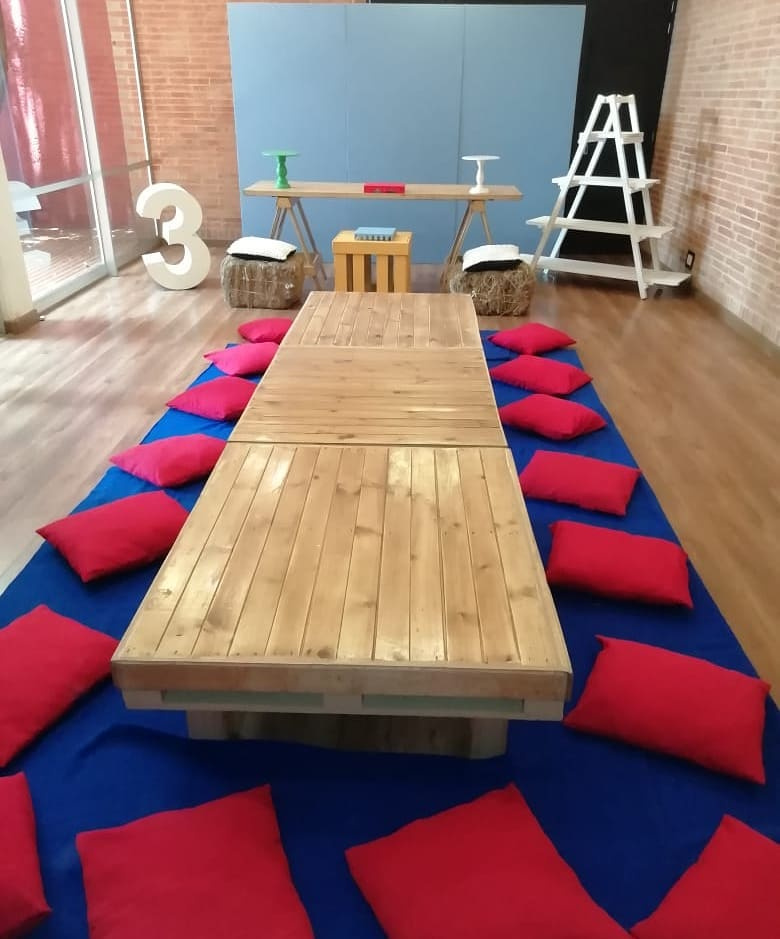 Cojines en tela Rojo
44cm x 44cm
Alquiler $ 5.000
Precio Unitario