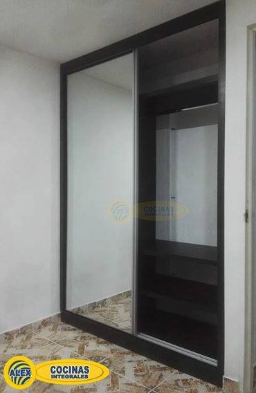 Closet de puertas corredizas con espejo color Wengue Oscuro