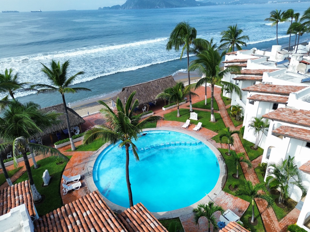 edificio de concreto amarillo junto a cuerpo de agua