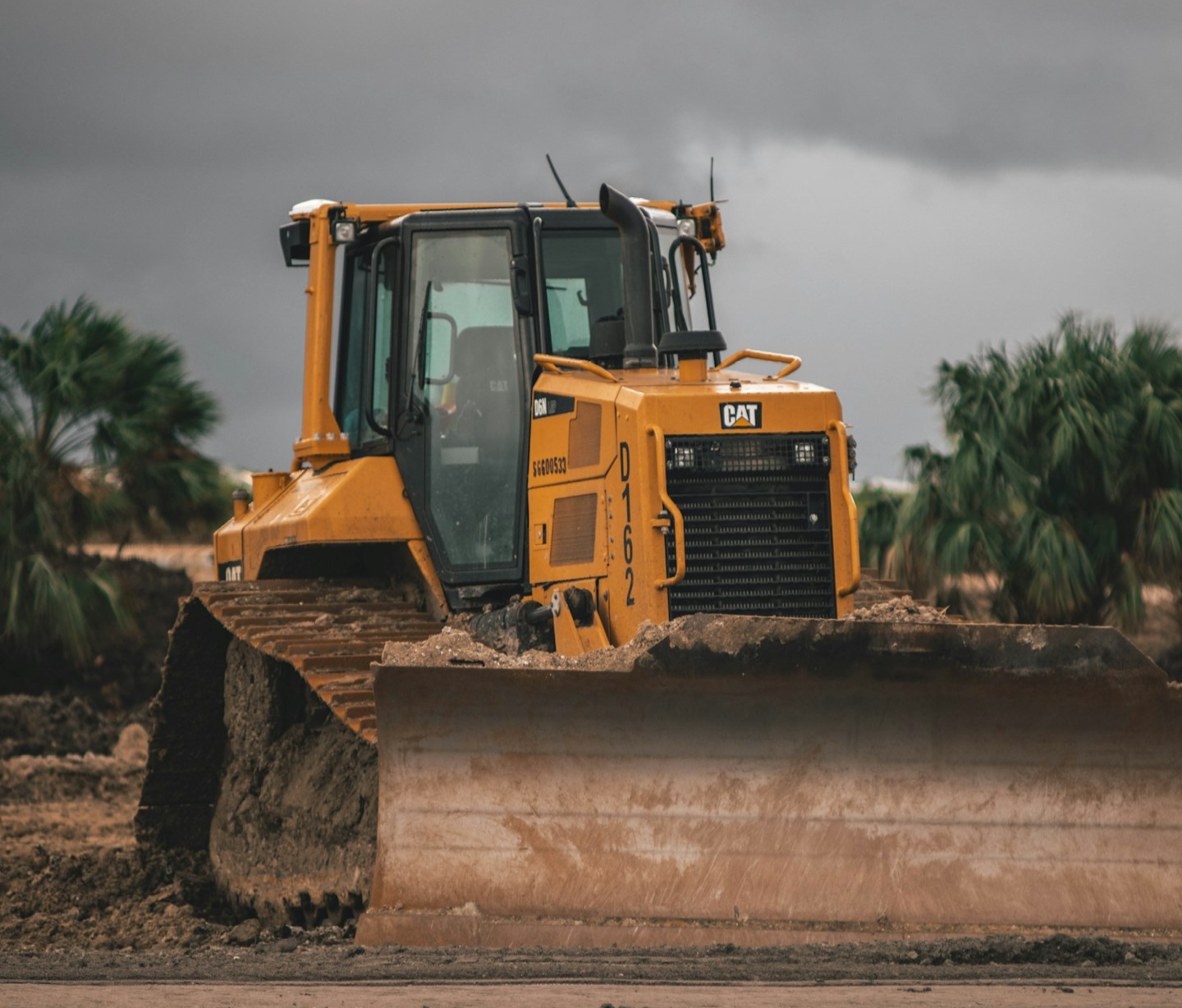 Cargadora frontal amarilla en un moderno almacén industrial