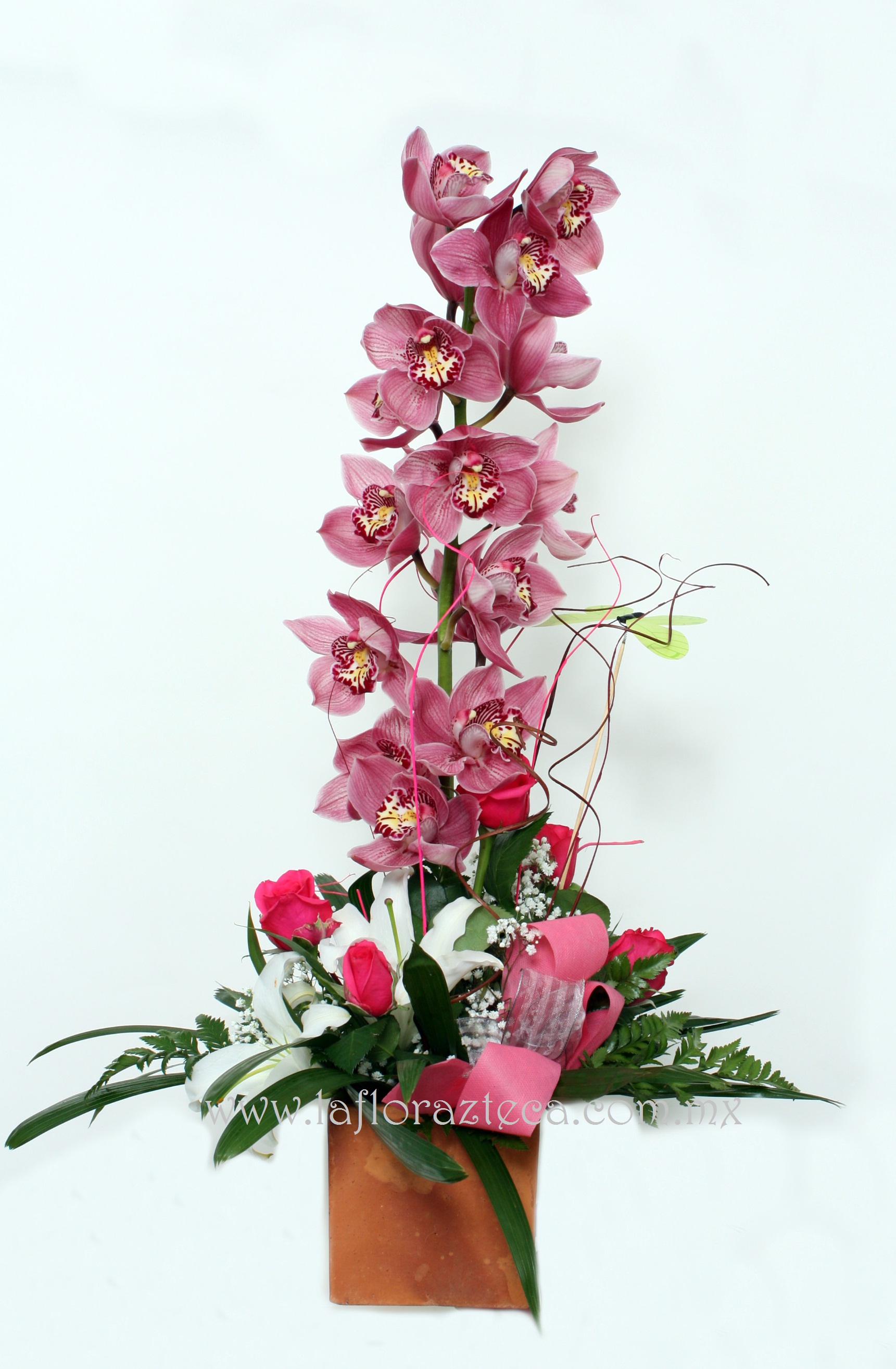 MD - 141  $1,480
Cubo de orquídeas cymbidium, rosas y casablanca