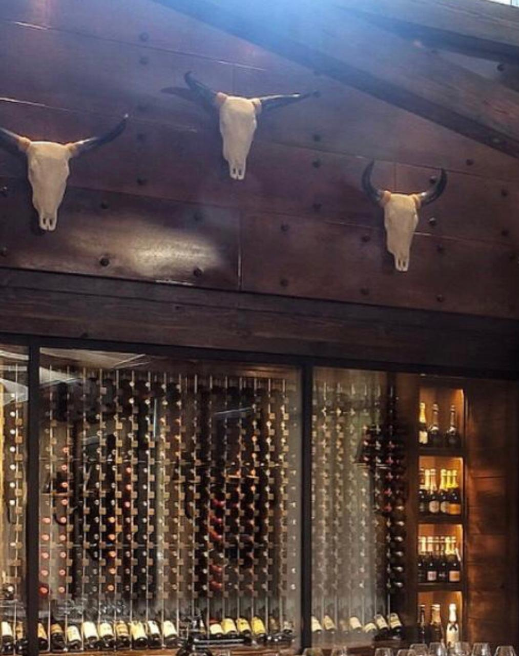 Cabeza de toro en aluminio fundido con cuernos originales, base metalica en chapa, acabado en pintura.