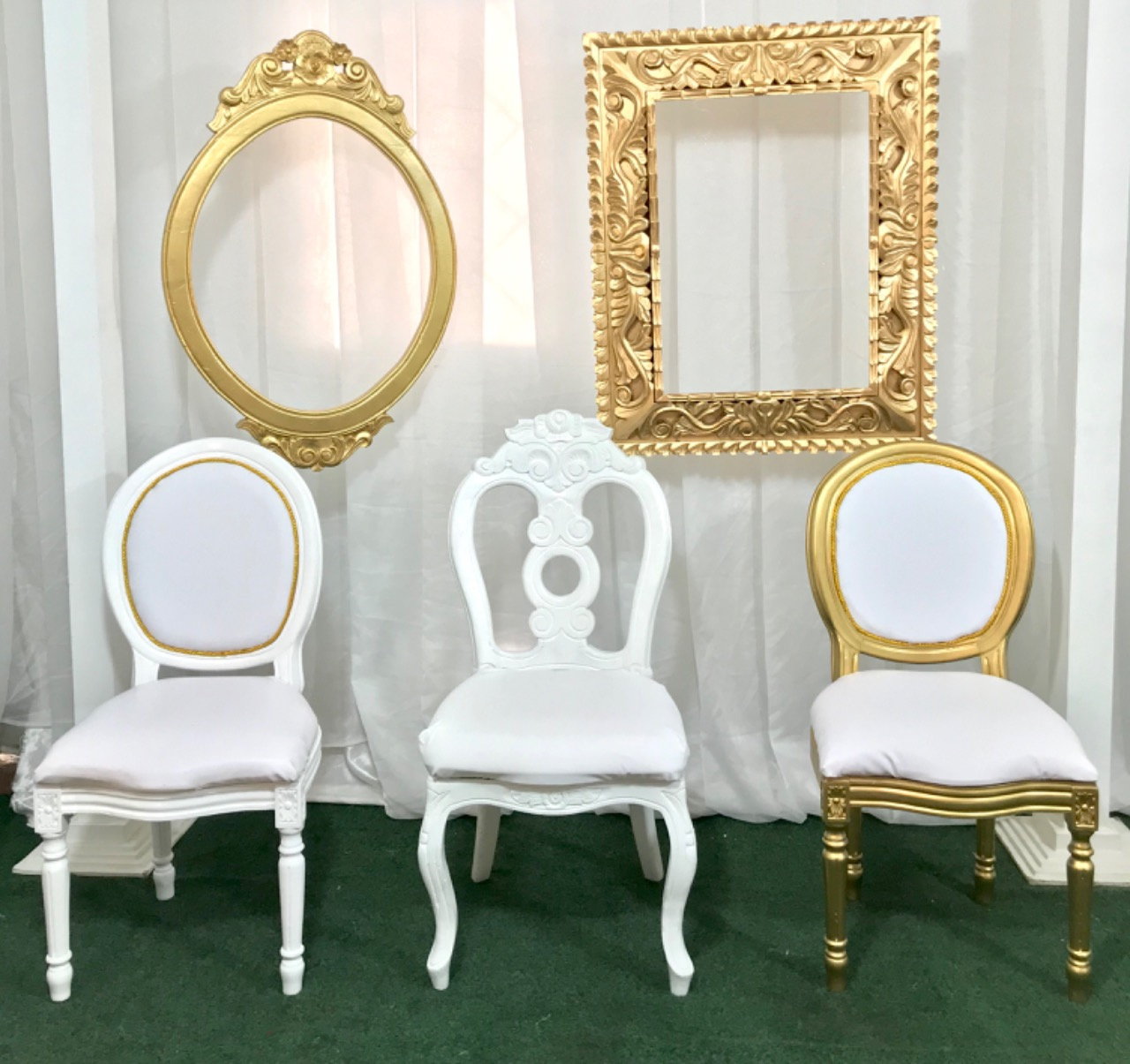 Marco Dorado decorativo 
$ 50.000 
medidas 1 metro dde largo
0.80cm de ancho
Marco Ovalado 
color Dorado 
$50.000
 Alto 1.4m
Ancho 69cm