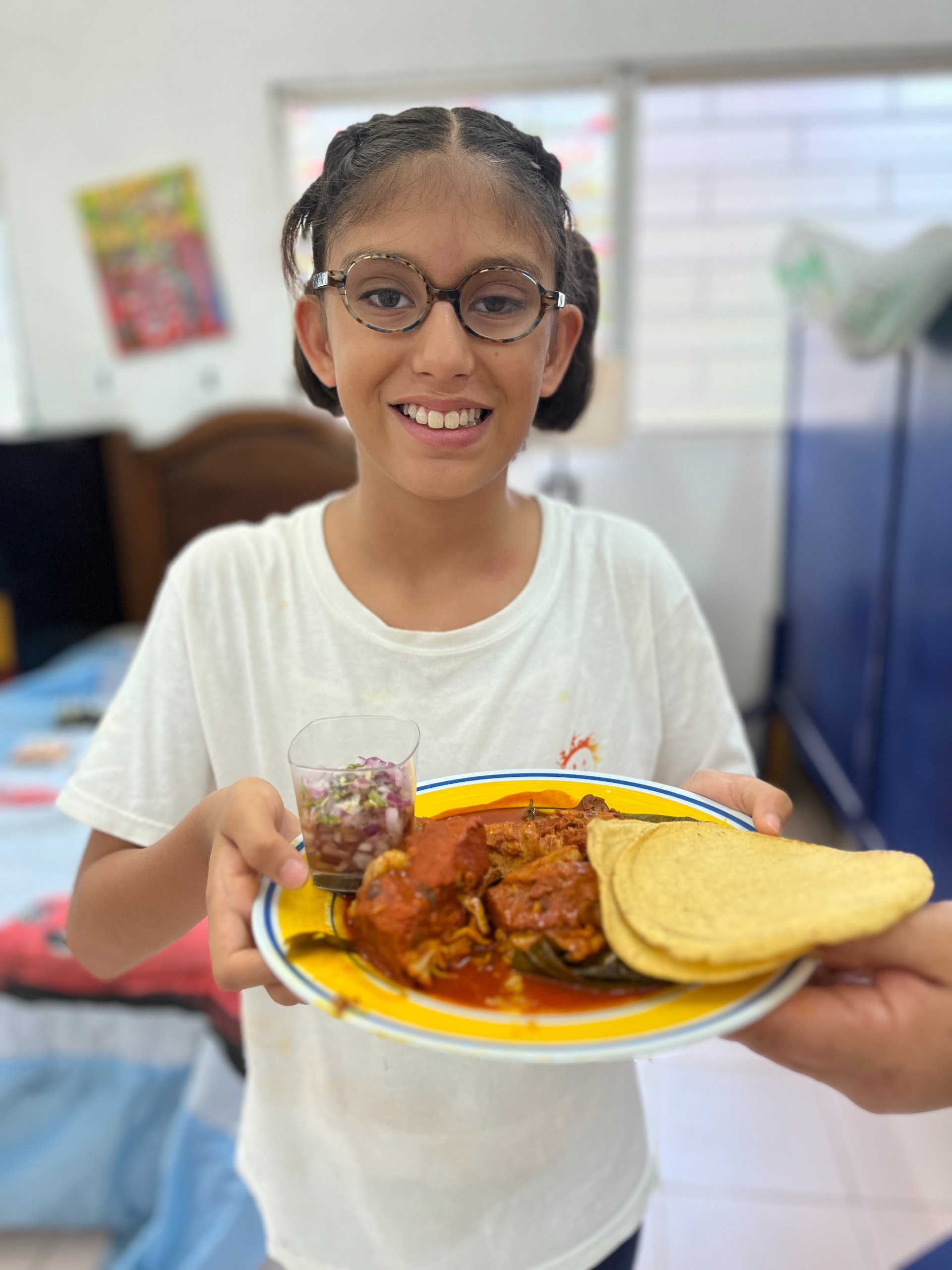 Médica con estetoscopio sonríe mientras conversa con paciente en un hospital. Médica con estetoscopio sonríe mientras conversa con paciente en un hospital.