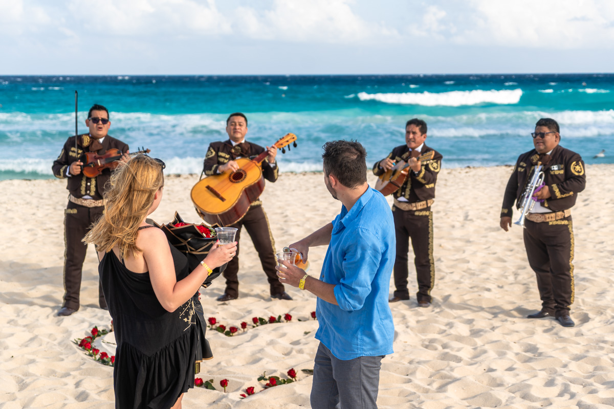 https://0201.nccdn.net/1_2/000/000/16c/c4f/mariachi-surprise-playa-delfines-cancun-couple-session-lux-artif.jpg