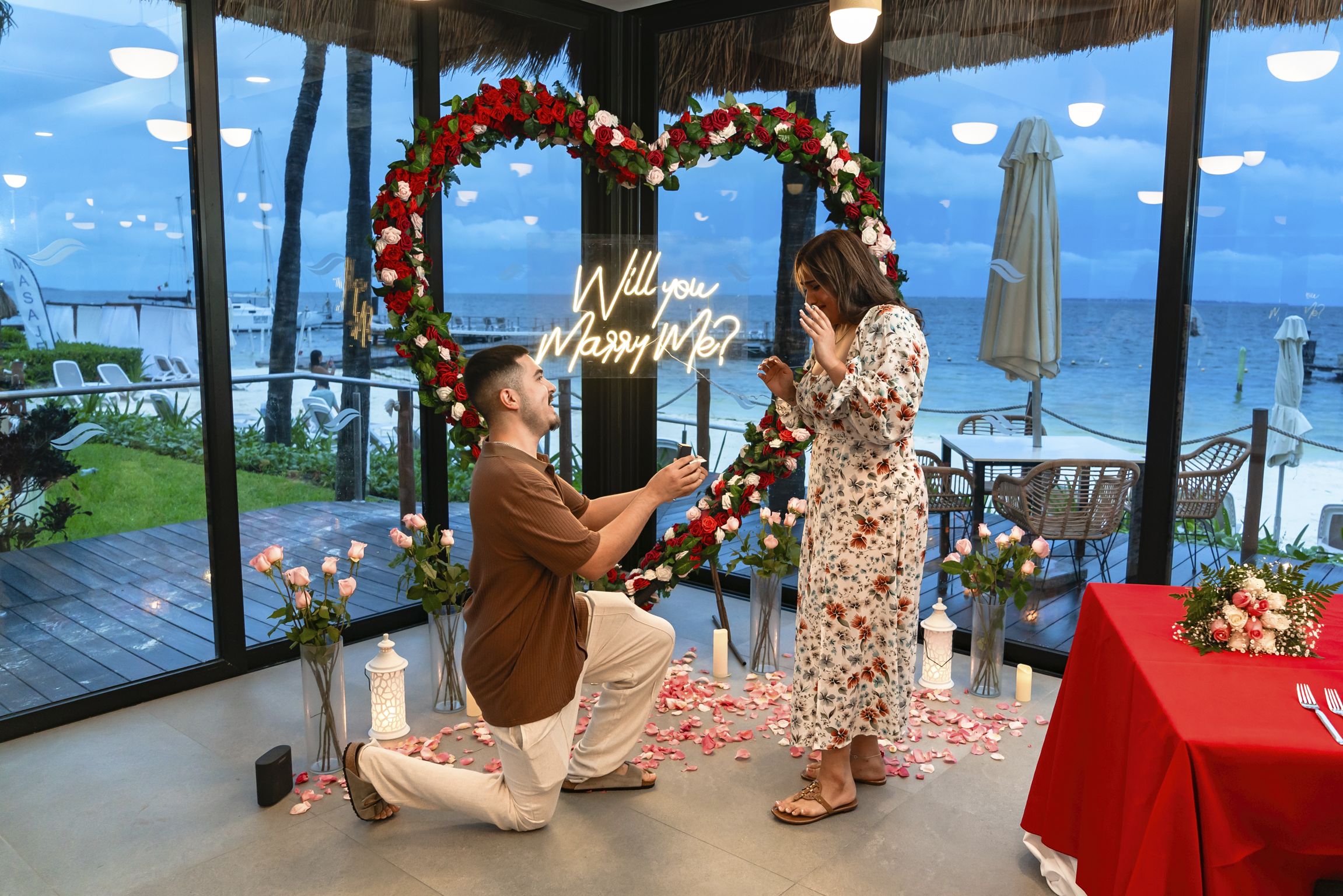 https://0201.nccdn.net/1_2/000/000/16c/eba/contratar-foto%CC%81grafo-de-pedida-en-cancu%CC%81n-luxury-engagement-ph.jpg