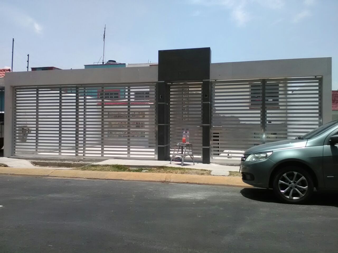 Portón de aluminio brillante en hogar.