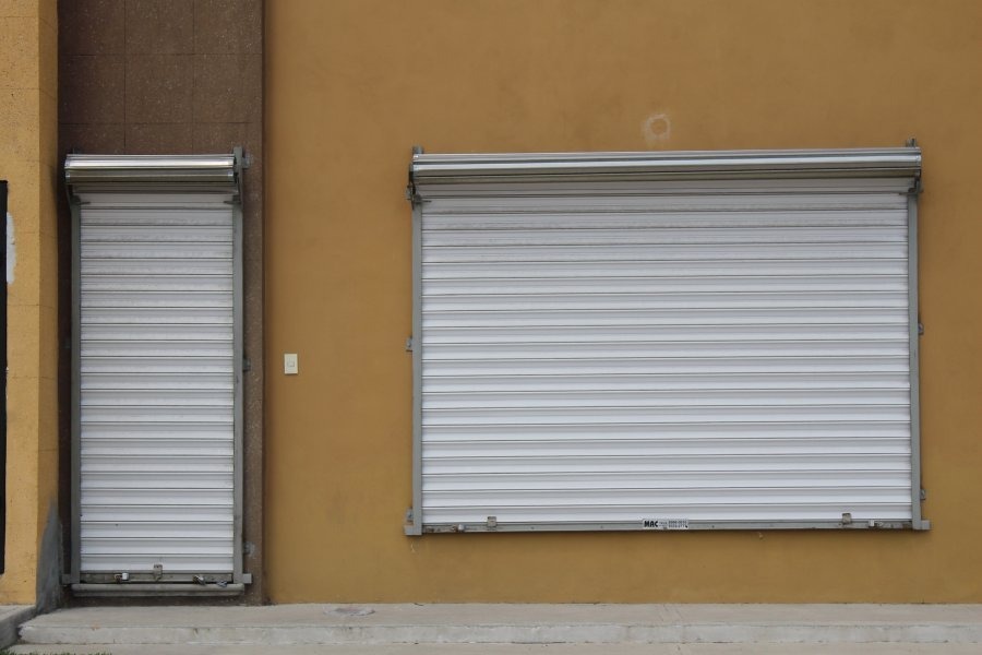 Cortina de acero fabricada en lamina europea pintro blanco cal.24