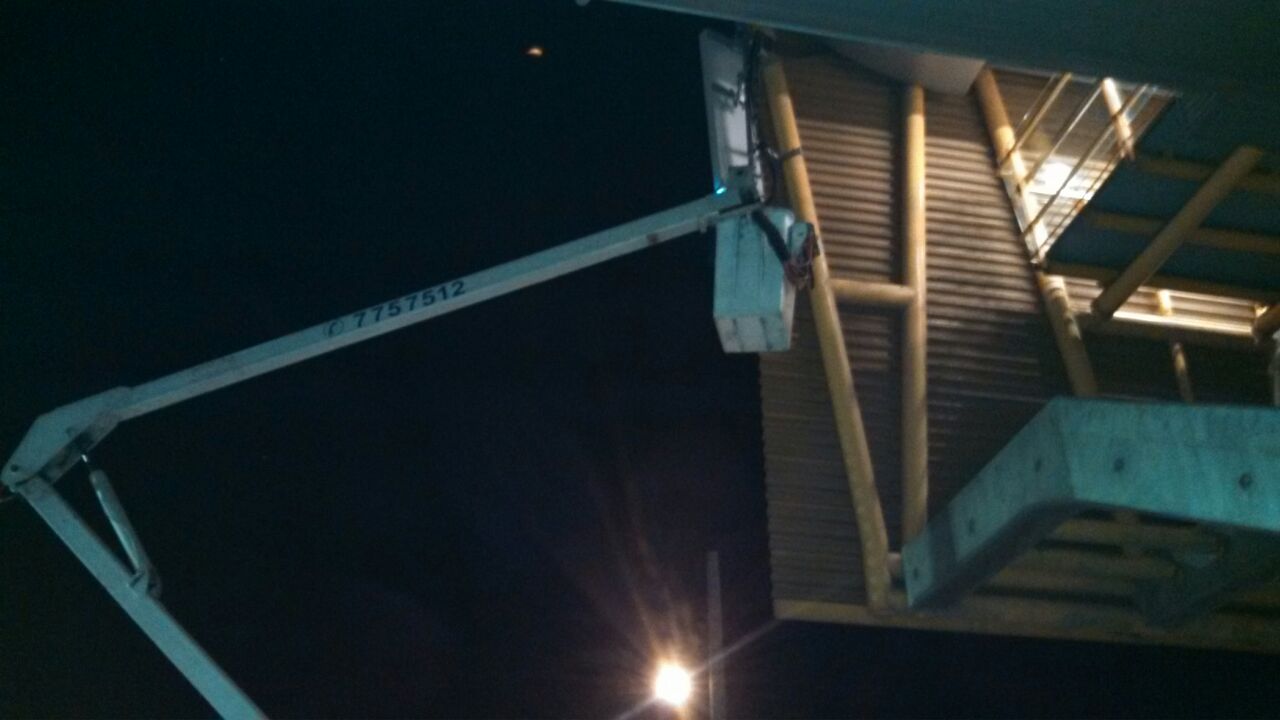 Trabajo Nocturno con Grúa Alza Hombre