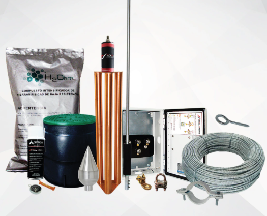 Línea de producción automatizada en una fábrica iluminada, con maquinaria y equipos avanzados.