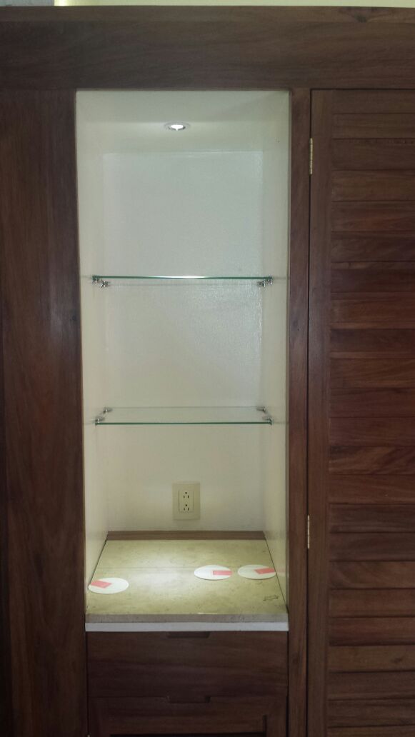 Entrepaños en cristal templado de 6 mm con herrajes de acero inoxidable.