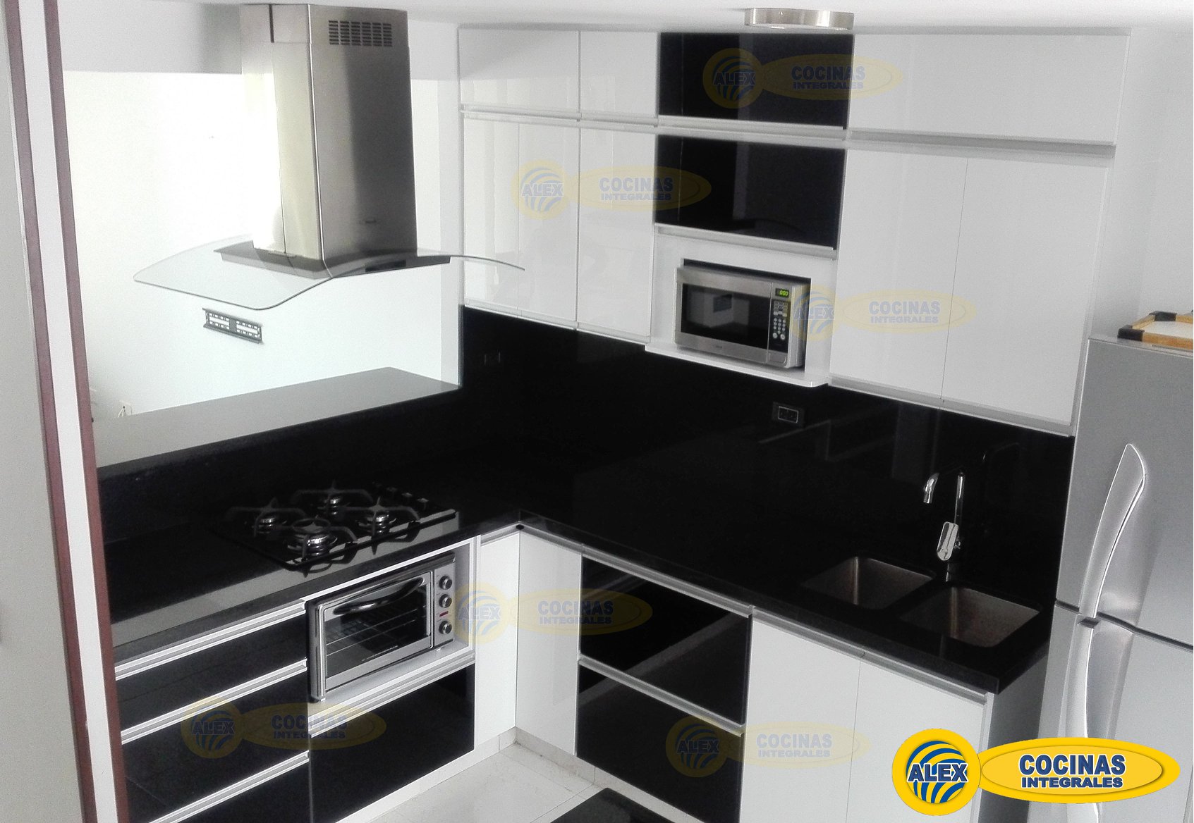 Cocina en L en colores Blanco y Negro Alto Brillo con manija perfil aluminio