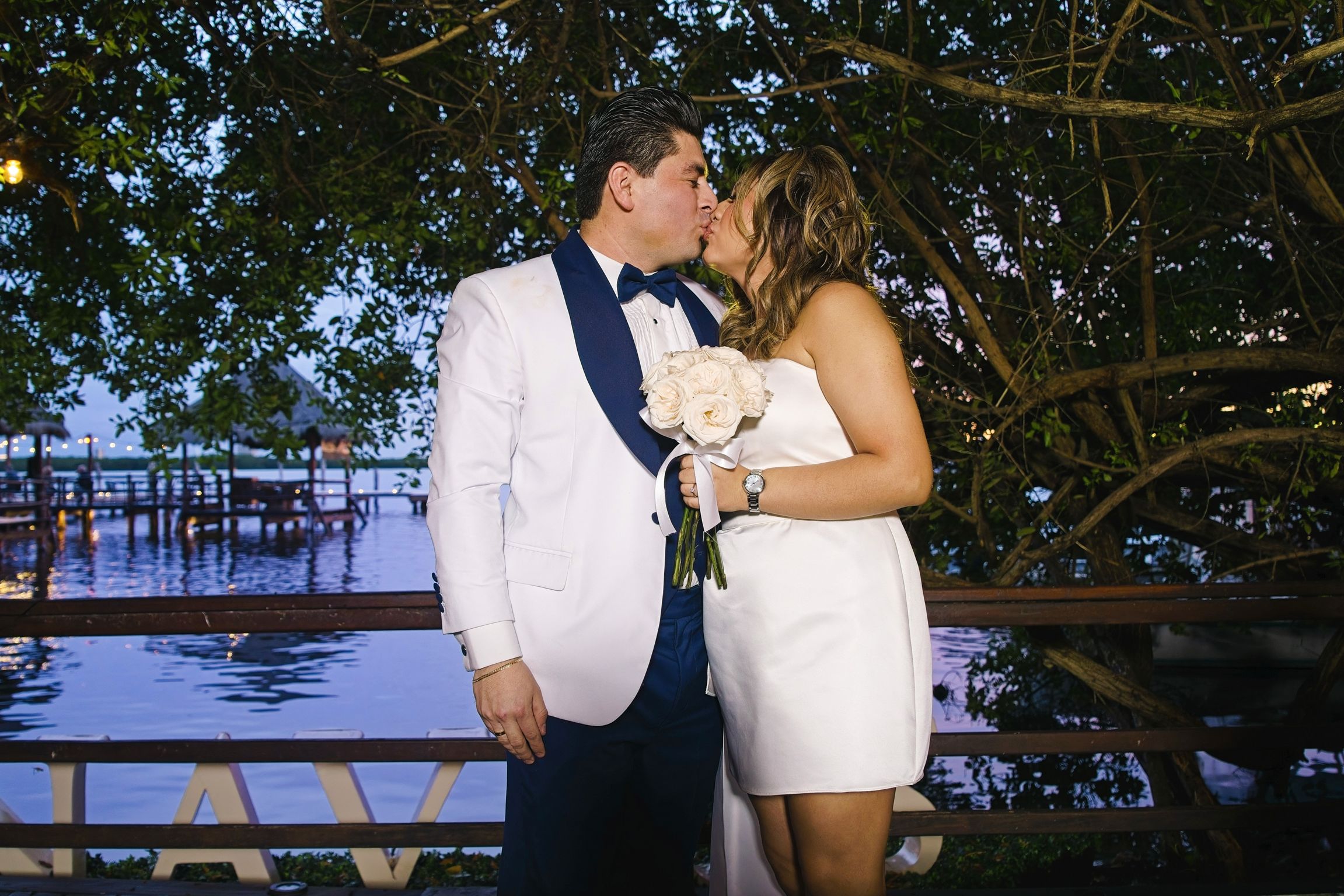 https://0201.nccdn.net/1_2/000/000/16e/4ff/luxartifices-wedding-navios-cancun-bride-and-groom-sunset037.jpg