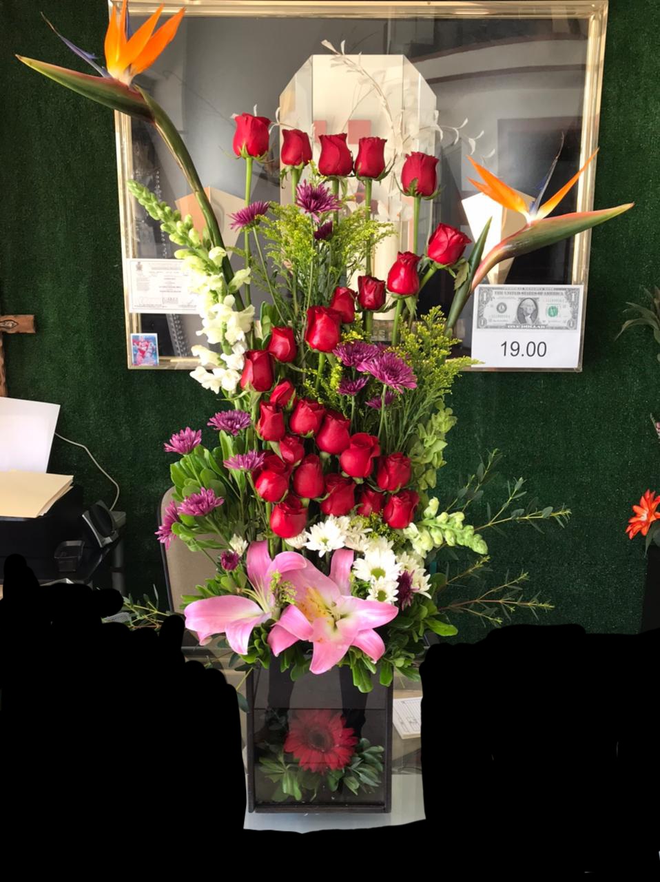 ArregloA37 24 rosas rojas, con oriental rosa, ave de paraiso.
$1400