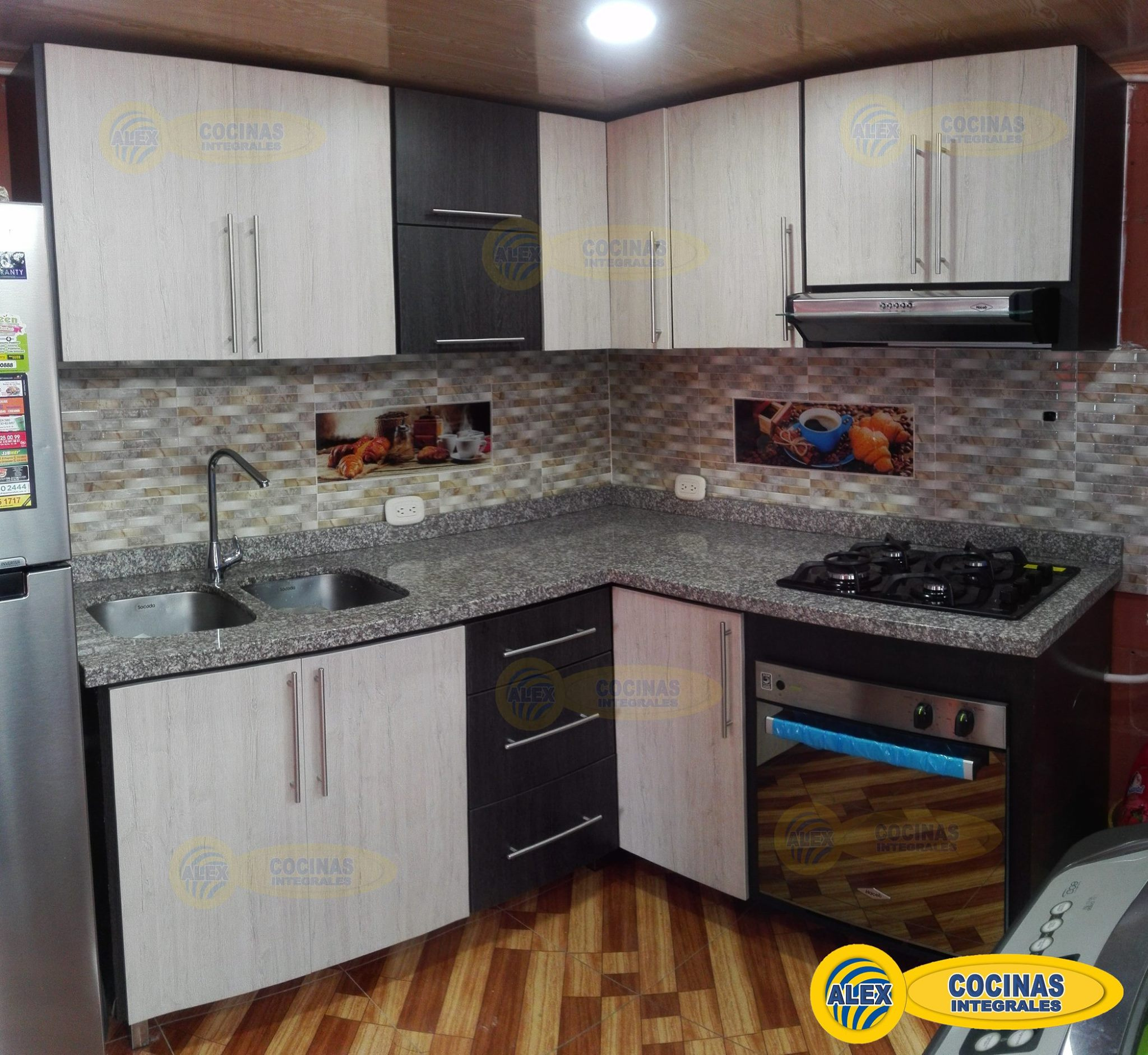 Cocina en L colores Chantillí y Volcano