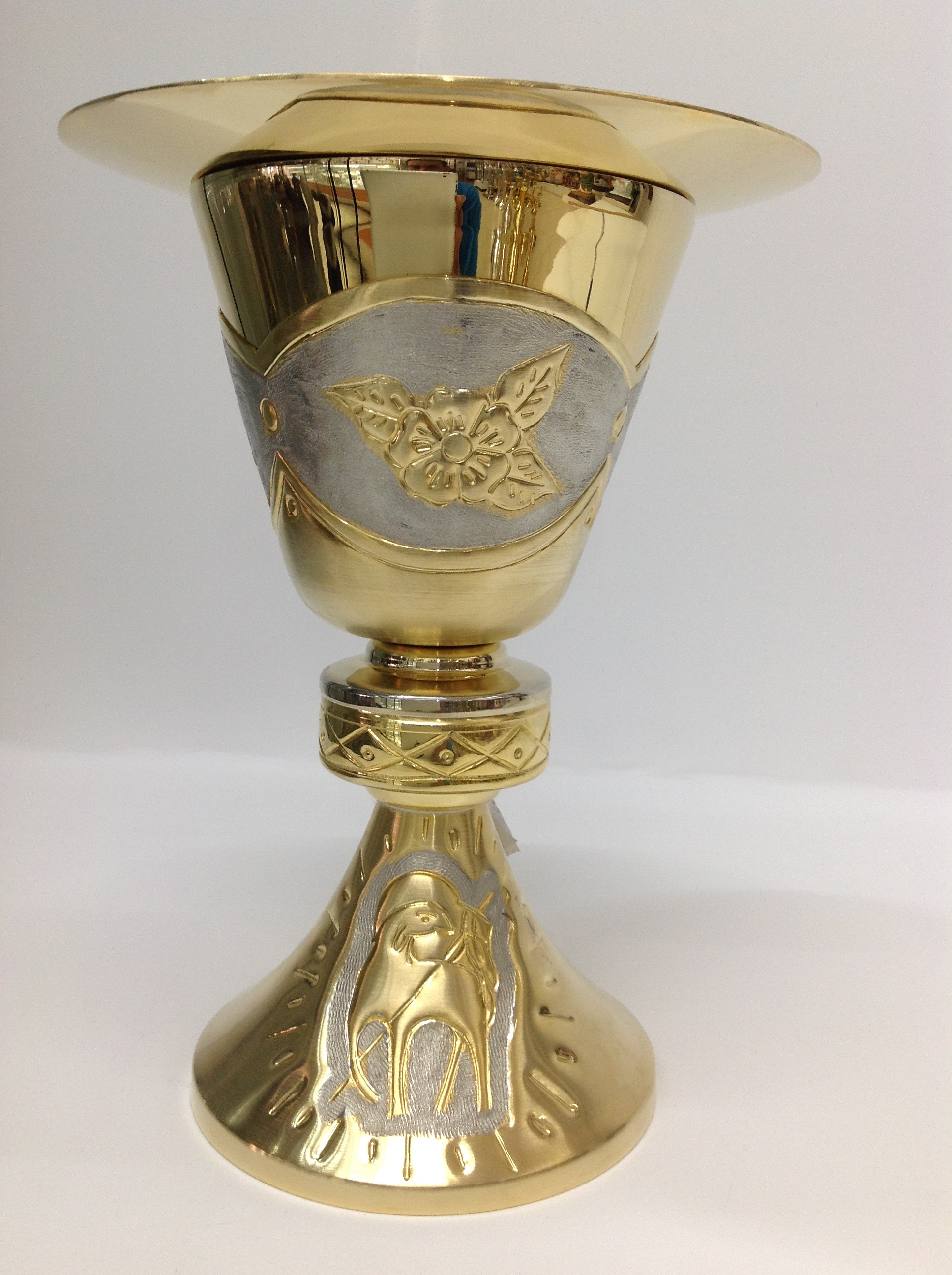 CALIZ EN CHAPA DE ORO EN DISEÑO COMBINADO DE CORDERO

preguntar por existencias.