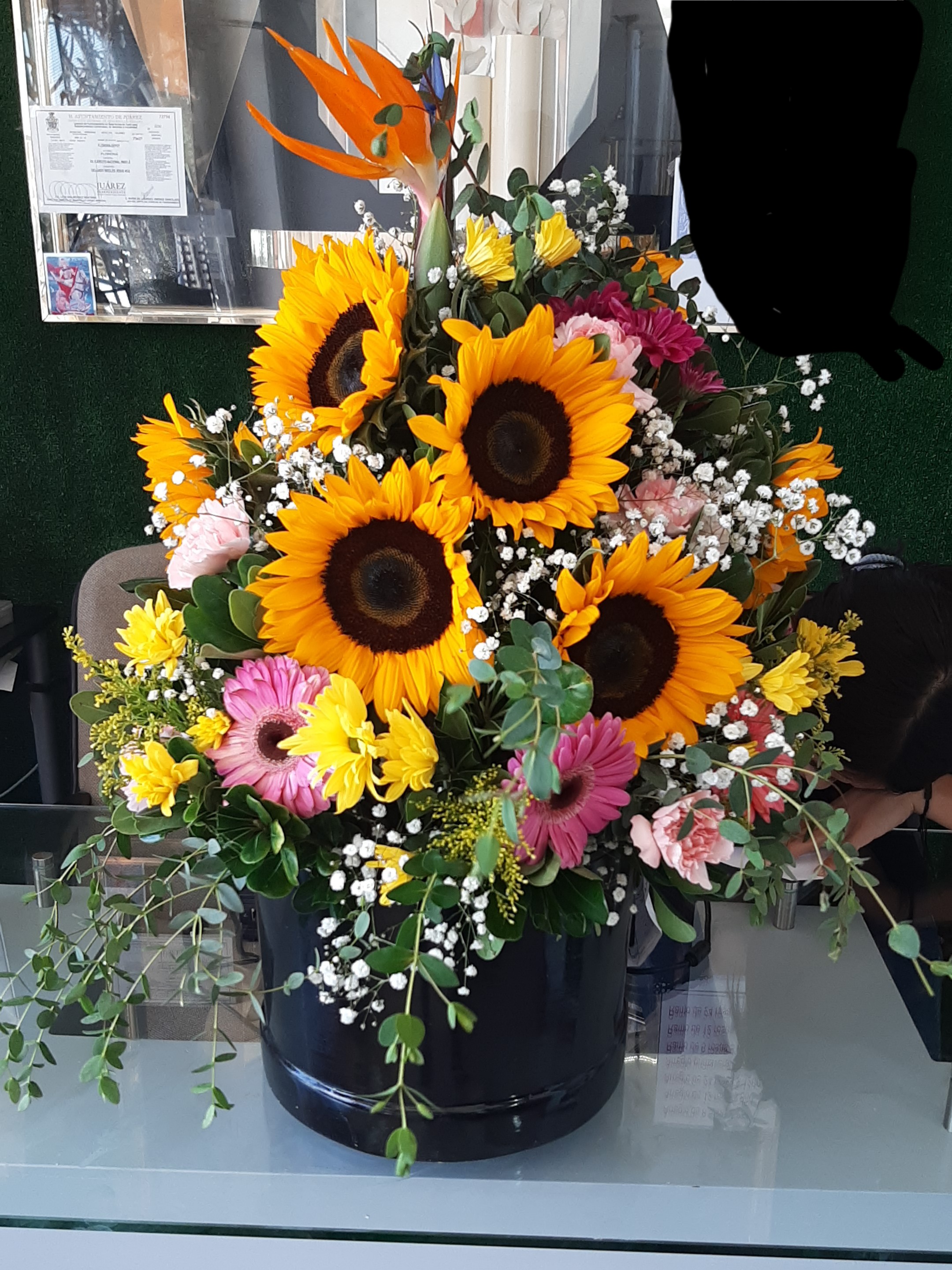 Arreglo primaveral en base de cerámica $1500