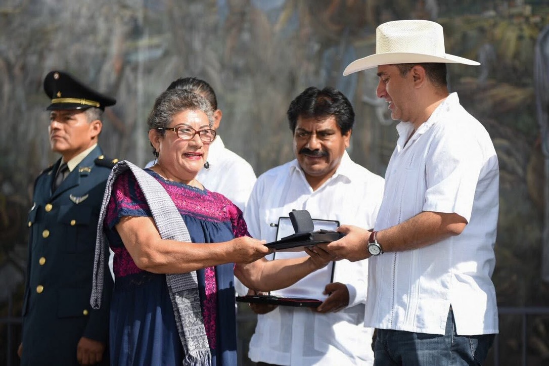 La Prof.ª Emma recibiendo la medalla Emiliano Zapata
