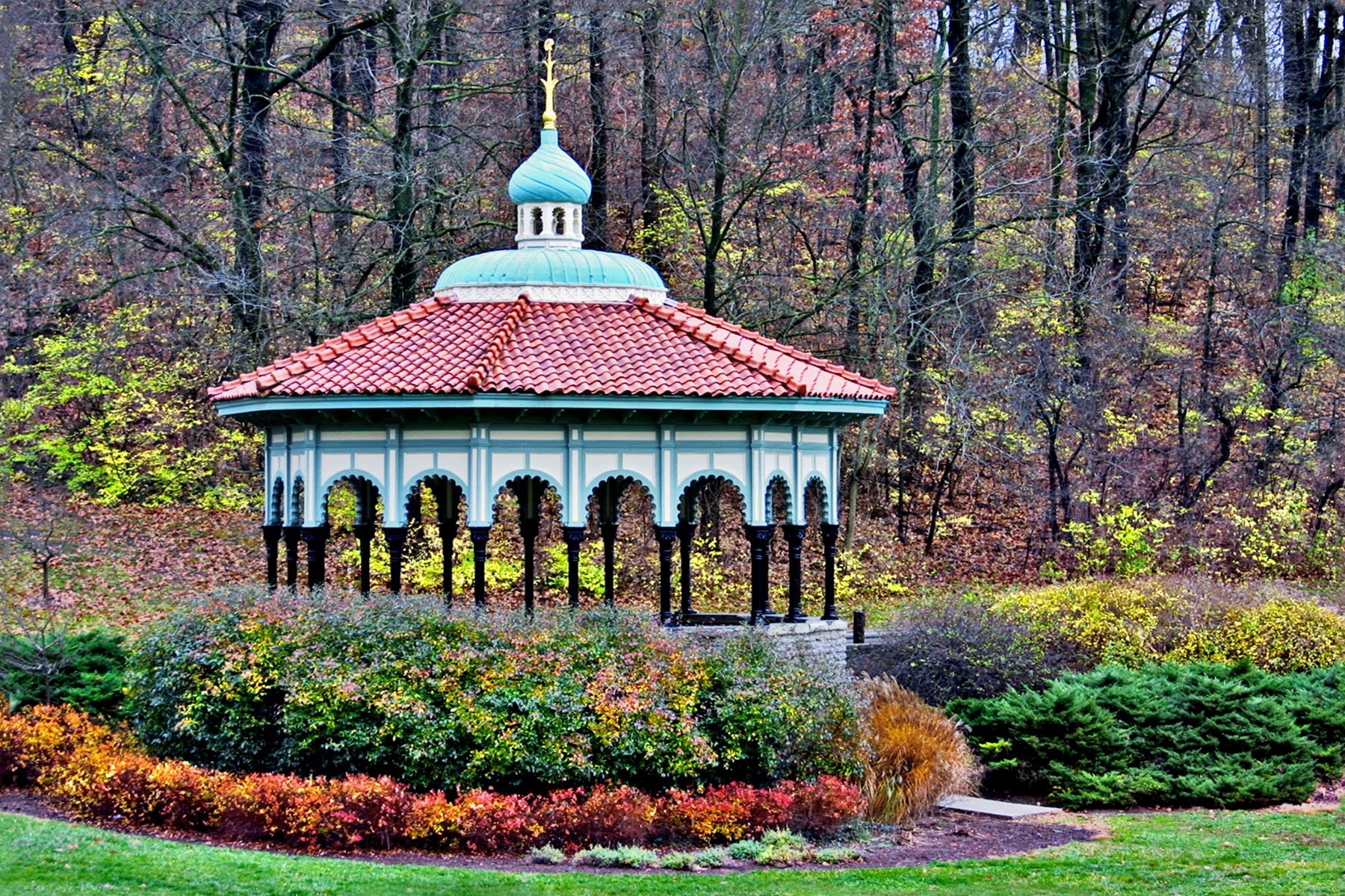 THE GAZEBO - I was there just after the gazebo in Eden Park had been given a fresh coat of paint.