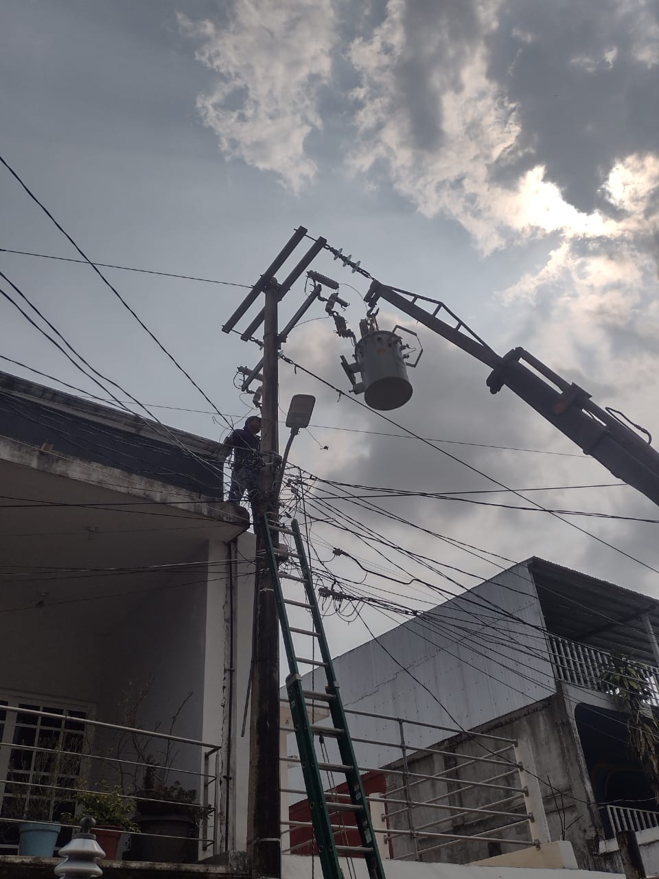 Tres bloques de hormigón grandes, en forma de pirámide truncada, alineados uno al lado del otro.