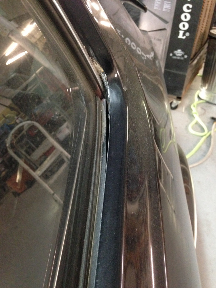 Look at this gap! Water would flow into the body and fill
up inside of the quarter panel, cause major damage, but no job is too tough for Desert Classic Mustangs