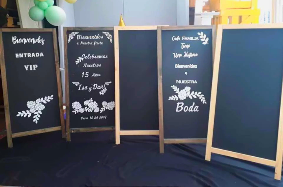 Tableros de piso Gigante
1.30 Alto x 60cm de Ancho Externo
52cm de Ancho Interno
Precio de alquiler $ 60.000
sin personalizar.
Costo adicional con personalización $110.000
por tablero