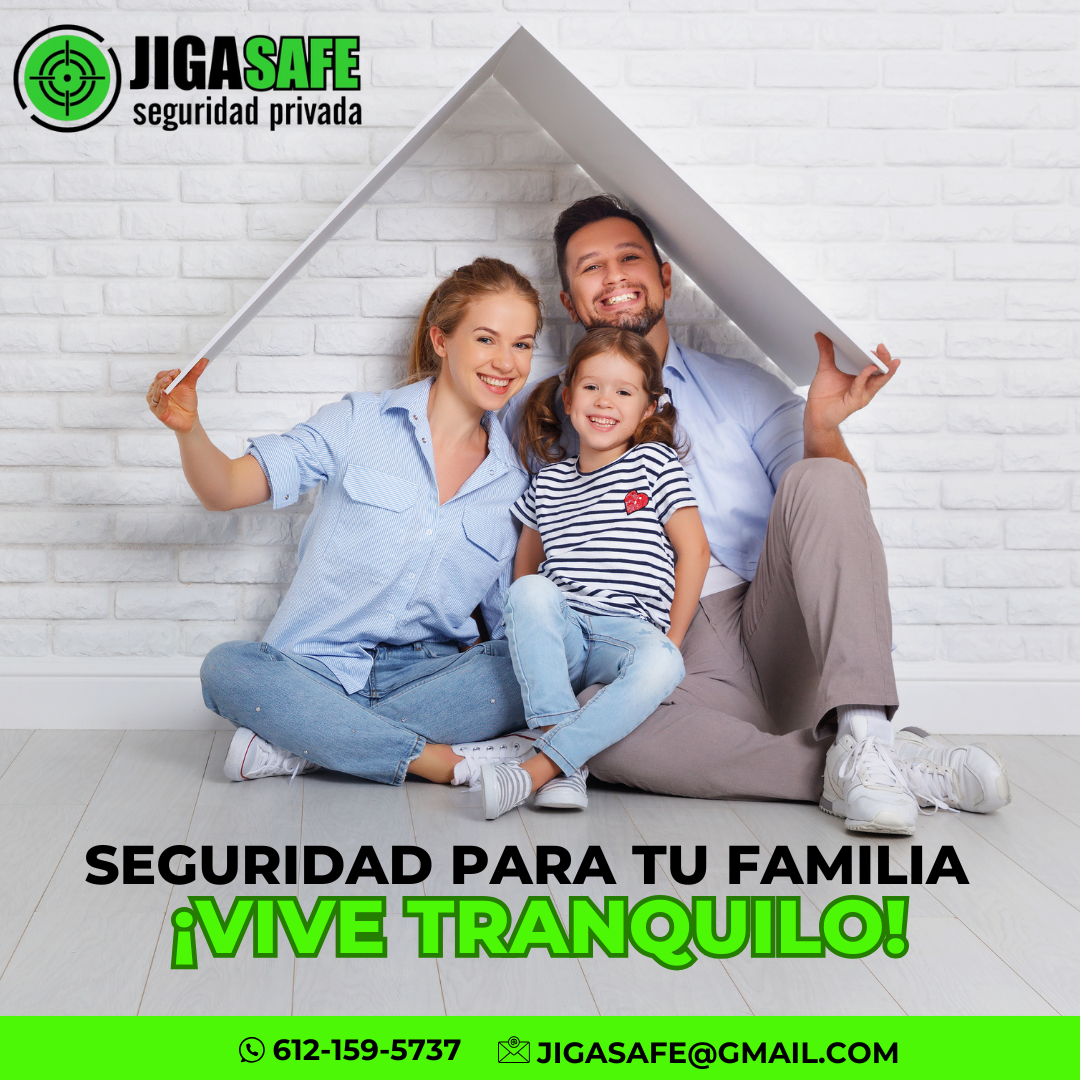 Guardia de seguridad patrullando un pasillo iluminado de un edificio de oficinas, llevando uniforme azul con la palabra 'SECURITY' en la espalda.