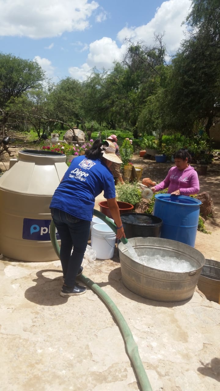 Apoyo en llevar agua potable a comunidades que carecen del servicio 