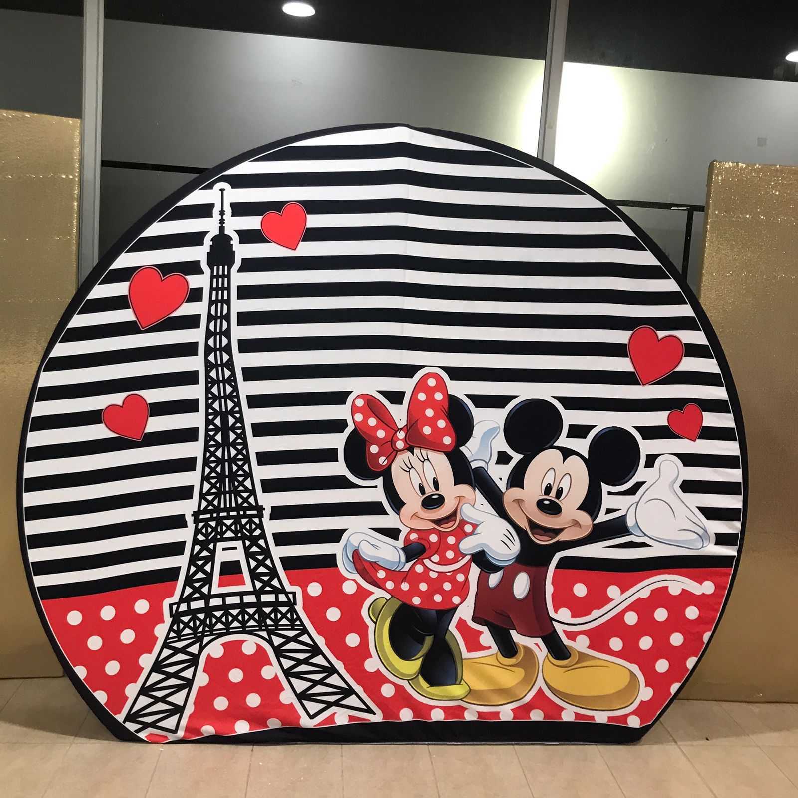 Pared Circular Tematica Mickey y Minnie Paris
$250.000 en Alquiler
Diámetro 2.60m