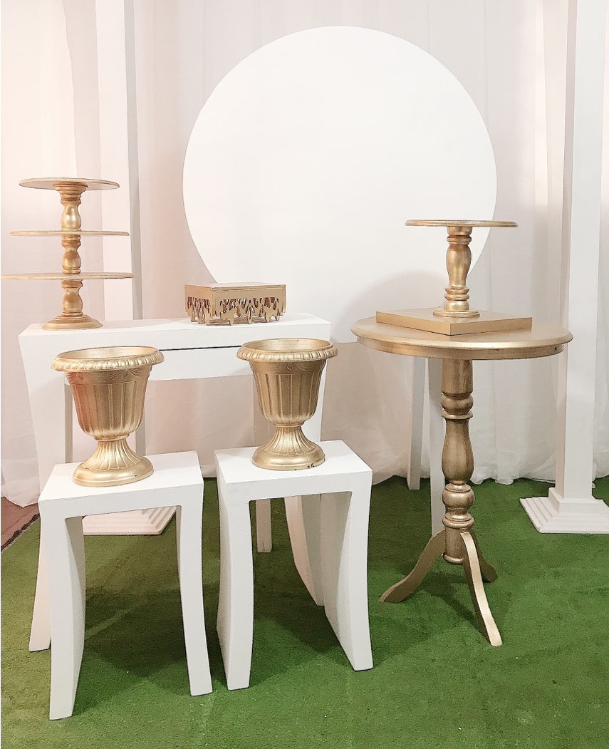 Combo de Mesas
Circulo Efecto 3D Blanco con
Caballete
1 Base Redonda para Postre
1Base Cuadrada Plana
1Troquelada Arabesco Pequeña
1 Torre Cupcake
2 Floreros Imperiales
Manejamos Variedad De Colores