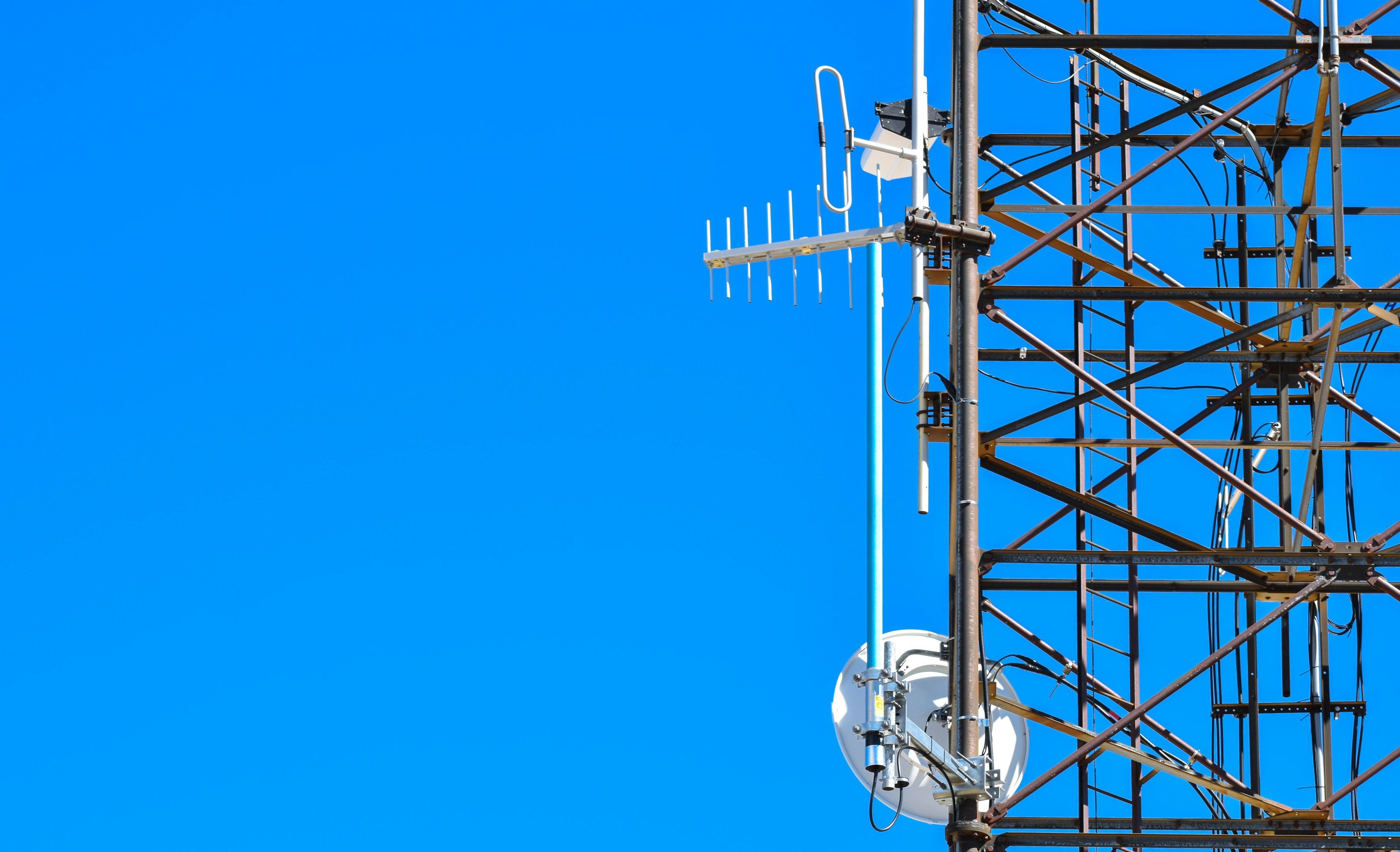 una torre de teléfono celular con un teléfono celular encima