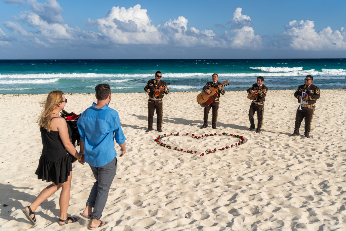 https://0201.nccdn.net/1_2/000/000/172/8a8/mariachi-surprise-playa-delfines-cancun-couple-session-lux-artif.jpg