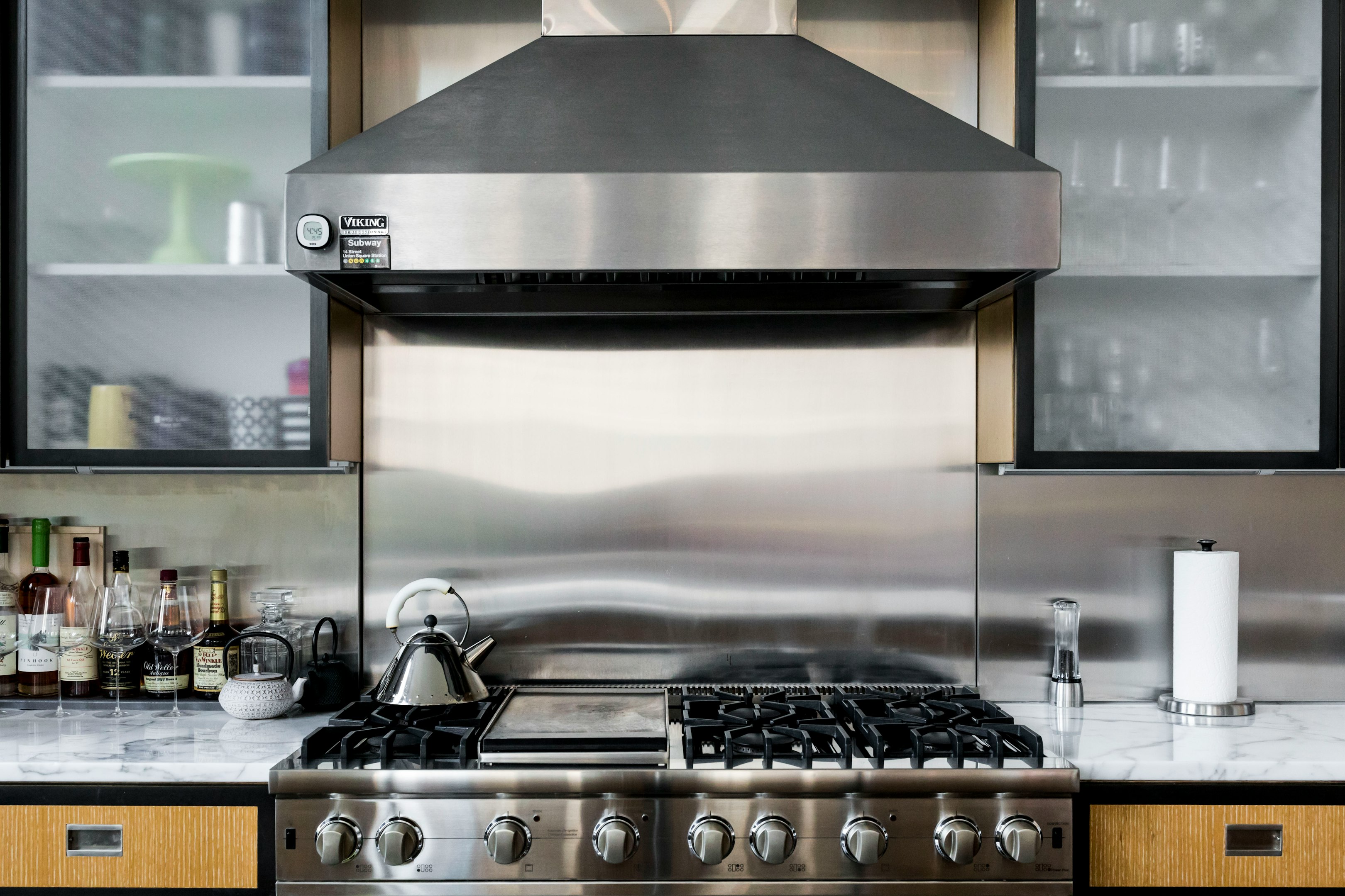 horno de cocina de gas plateado con cocina de mostrador