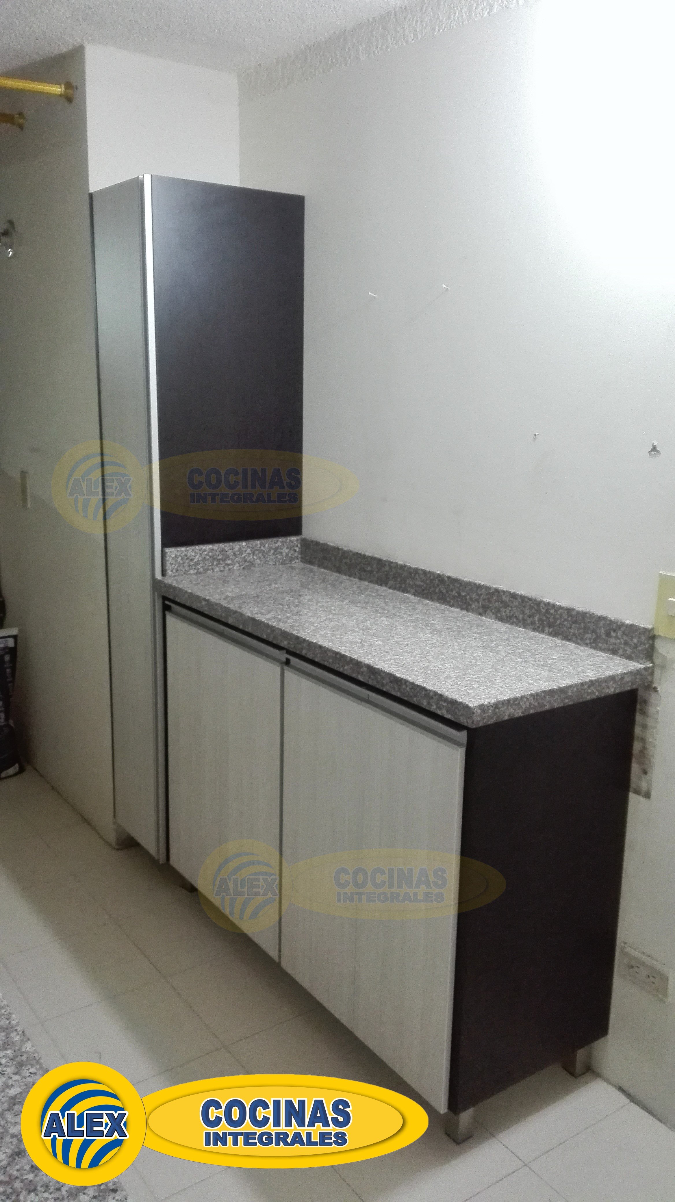 Cocina lineal colores Glacial y Humo