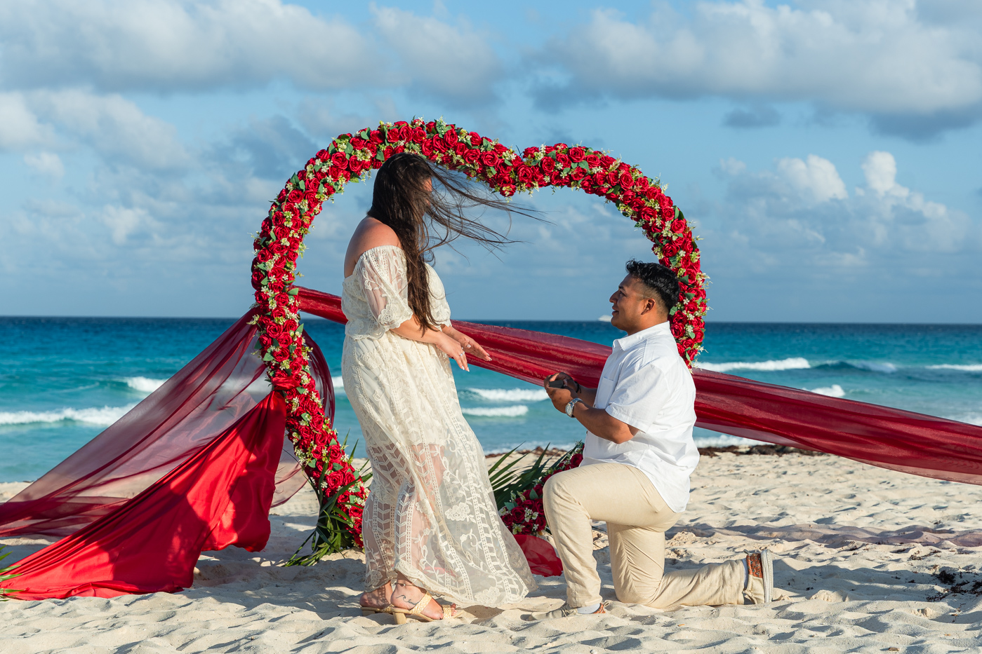 https://0201.nccdn.net/1_2/000/000/174/0aa/romantic-mariachi-proposal-in-cancu%CC%81n065.jpg