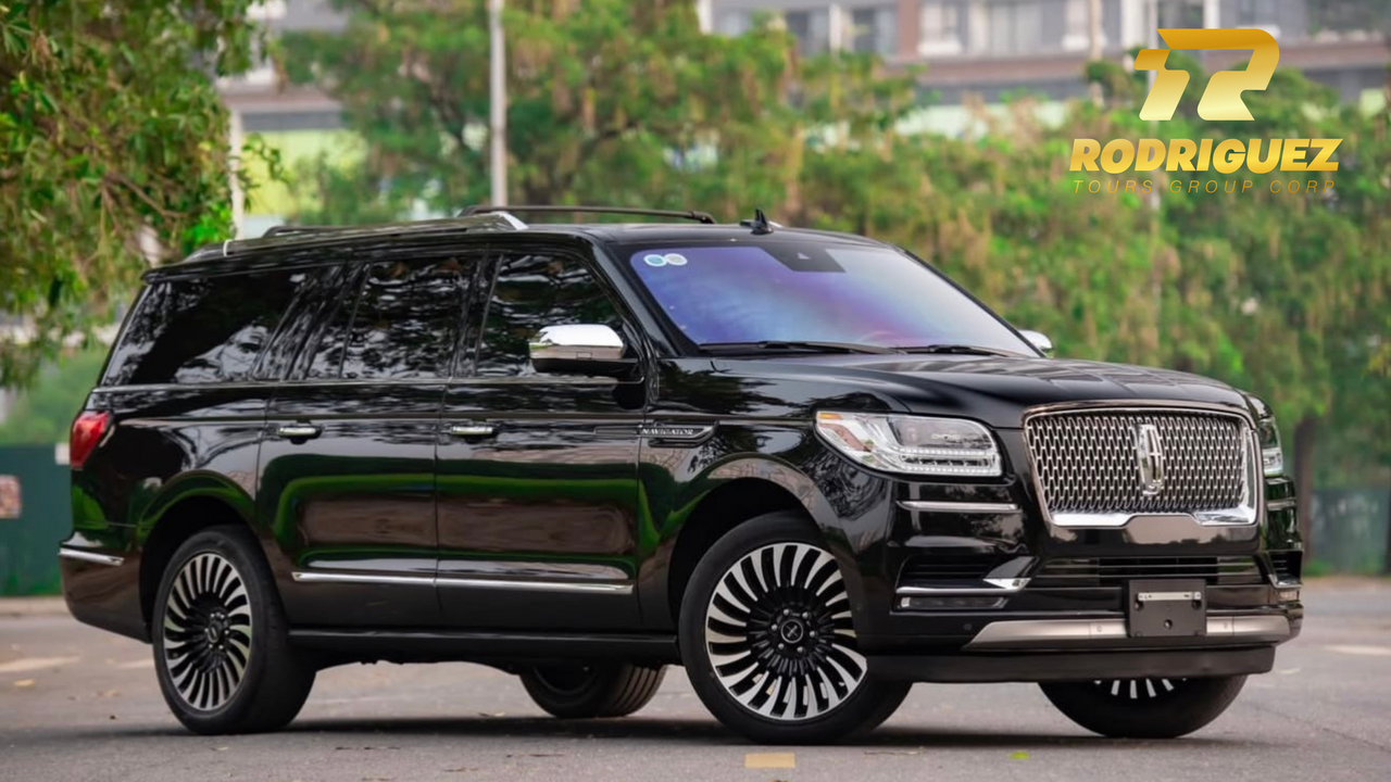 Auto de lujo negro en garaje moderno con luces LED y diseño elegante.