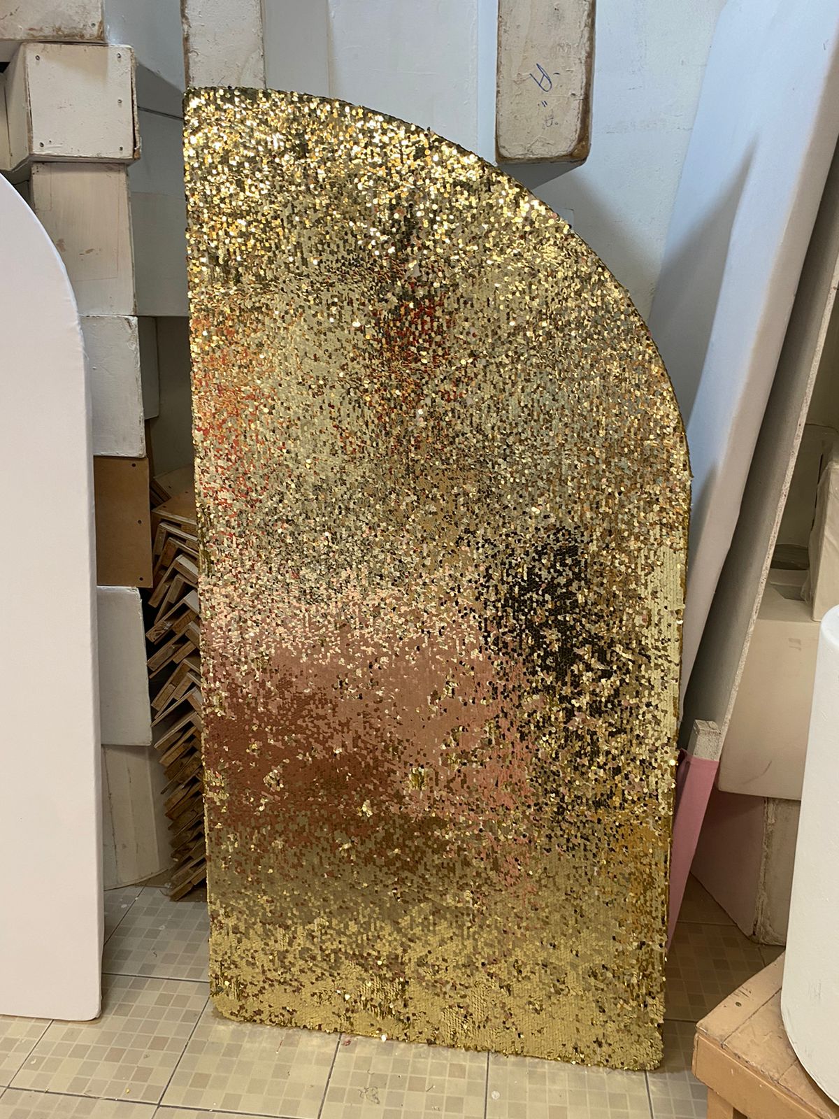 Panel Media luna Dorado Metalizado
$80.000 en Alquiler
Precio unitario
·1.83de altura por 1mts de ancho