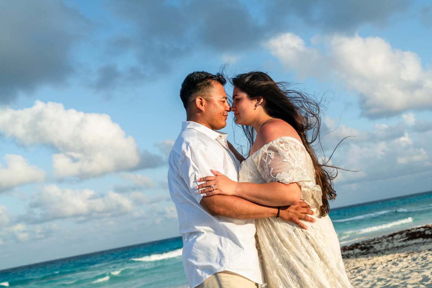 https://0201.nccdn.net/1_2/000/000/174/b87/romantic-mariachi-proposal-in-cancu%CC%81n078.jpg