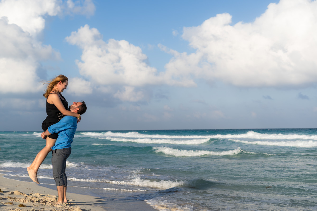 https://0201.nccdn.net/1_2/000/000/174/bdb/mariachi-surprise-playa-delfines-cancun-couple-session-lux-artif.jpg