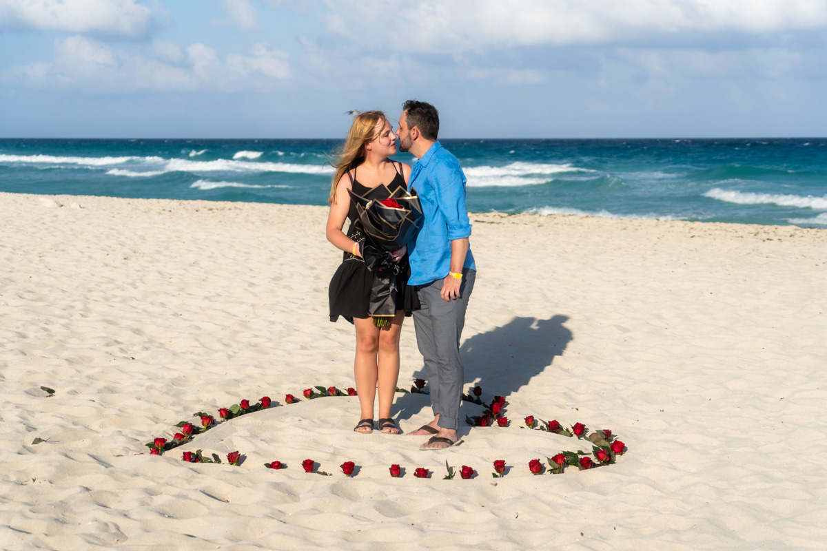 https://0201.nccdn.net/1_2/000/000/174/e73/mariachi-surprise-playa-delfines-cancun-couple-session-lux-artif.jpg