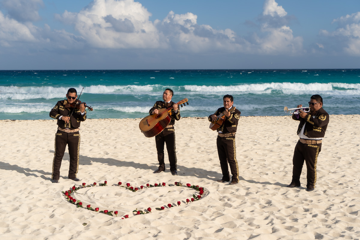 https://0201.nccdn.net/1_2/000/000/174/e9e/mariachi-surprise-playa-delfines-cancun-couple-session-lux-artif.jpg