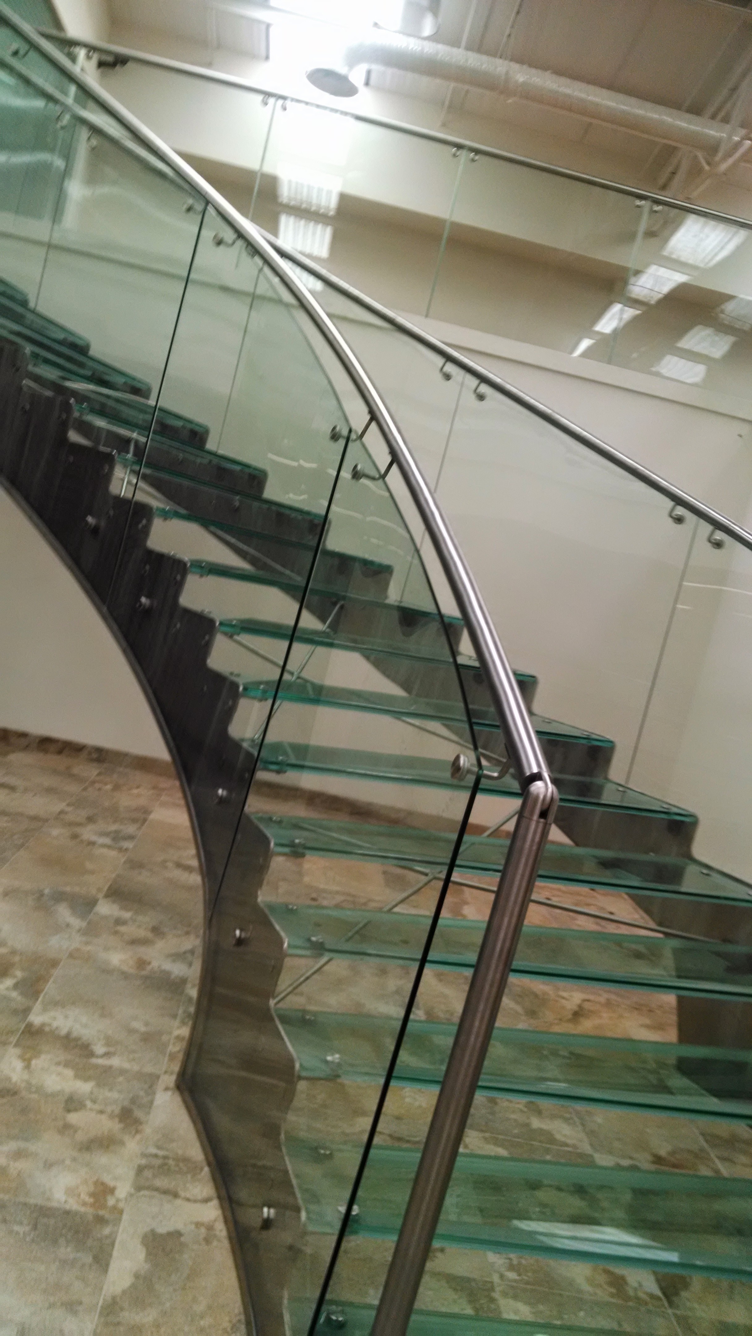 Escaleras de vidrio y acero inoxidable en Carvid.