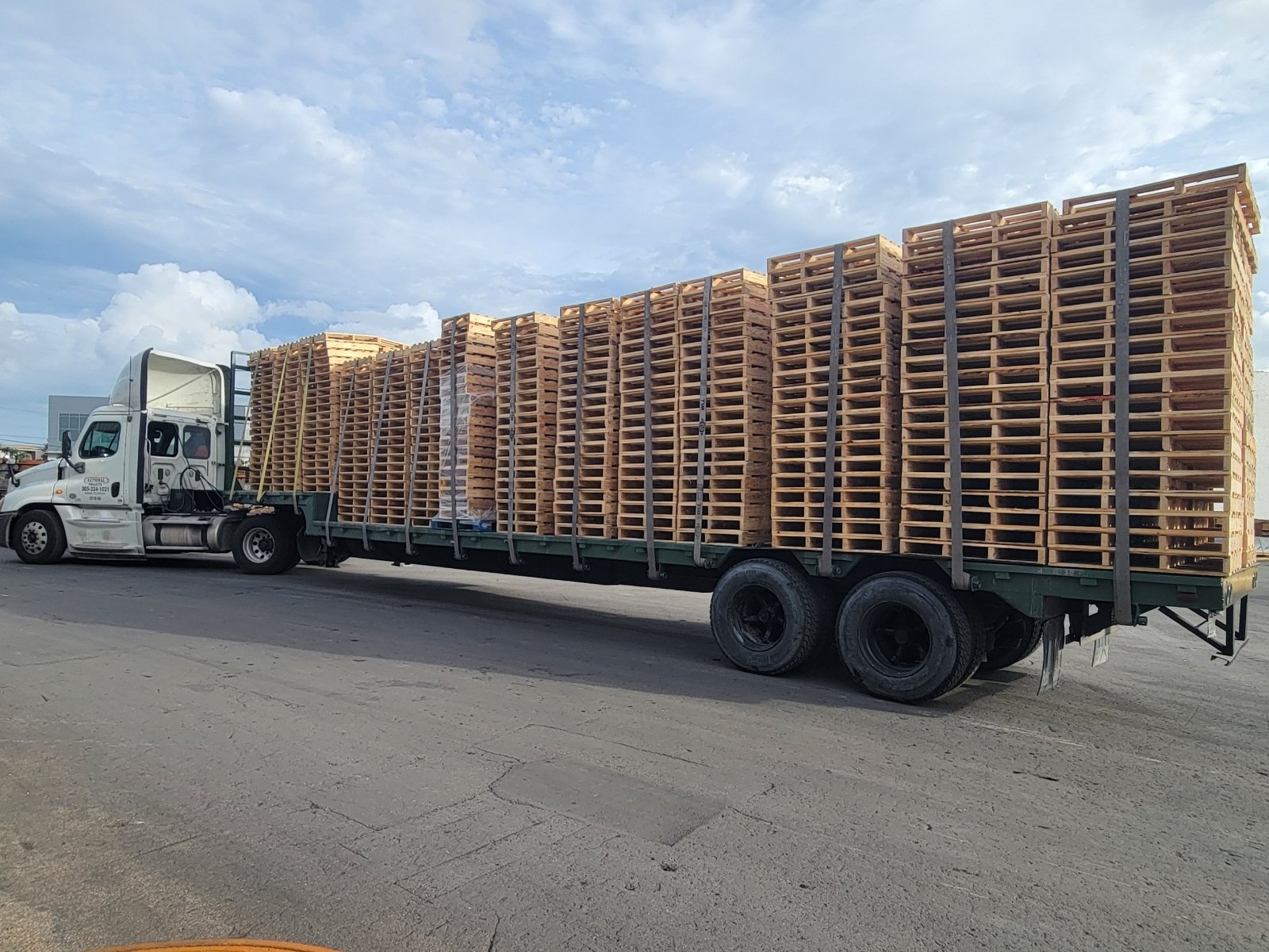 https://0201.nccdn.net/1_2/000/000/176/30a/pallets-on-np-truck.jpeg