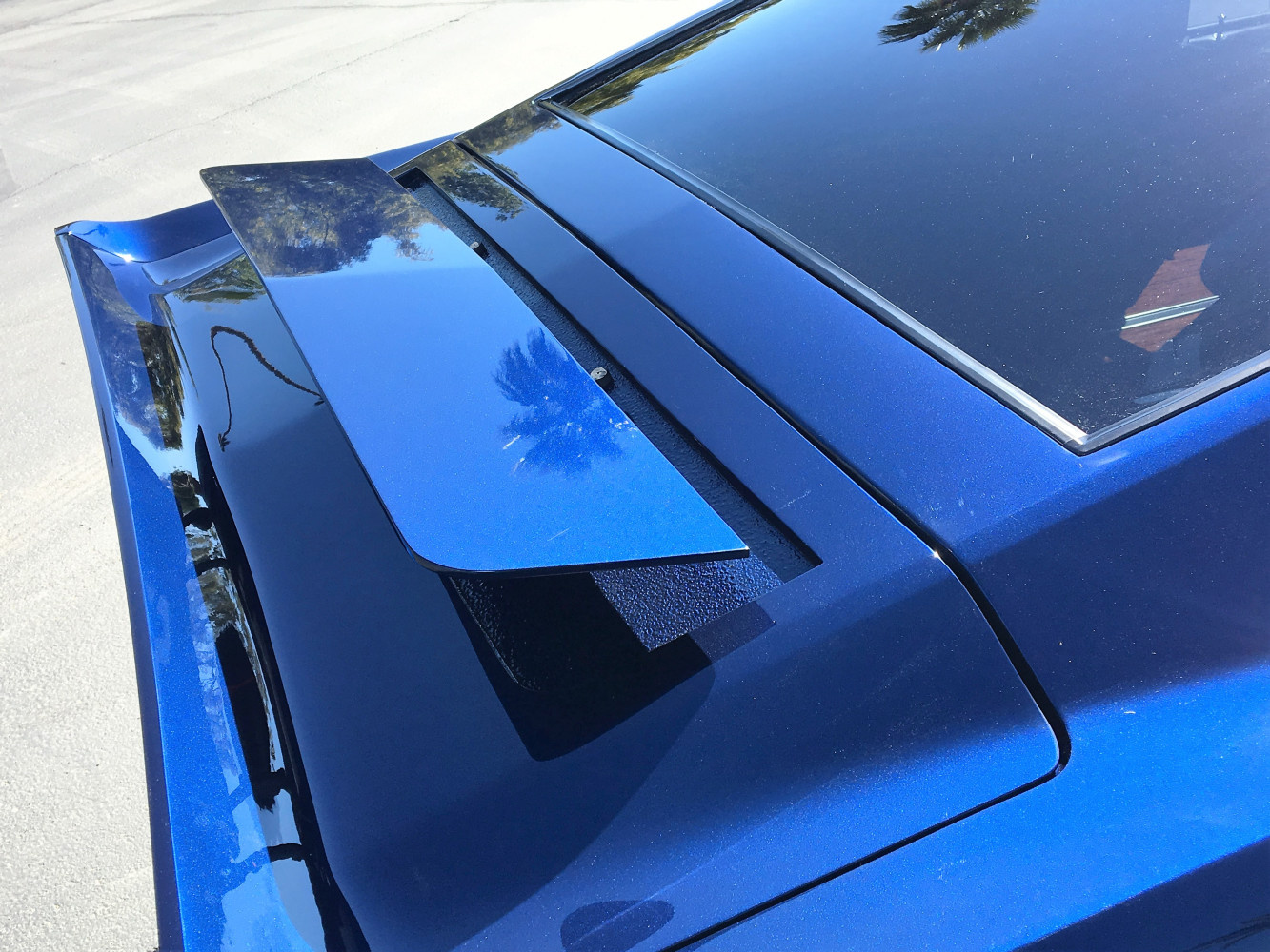 Wireless wing raises higher or flush to trunk lid