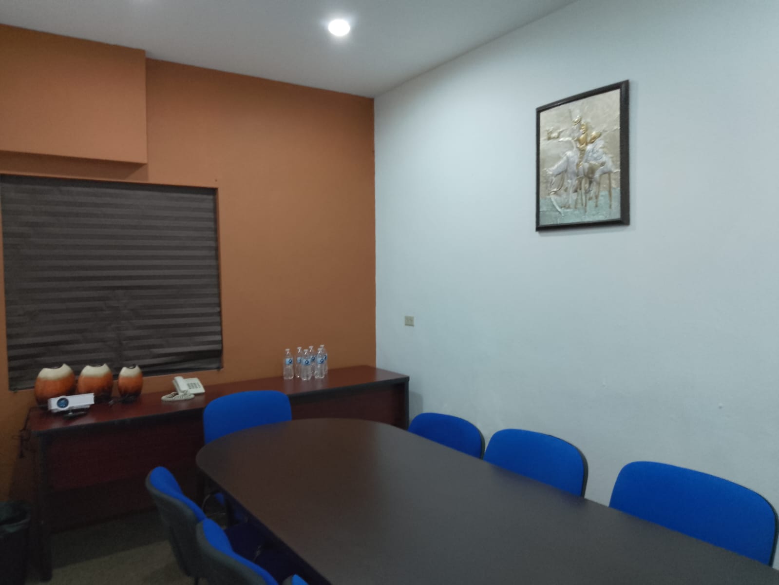 mujer leyendo un libro sentada en una silla en la habitación mujer leyendo un libro sentada en una silla en la habitación
